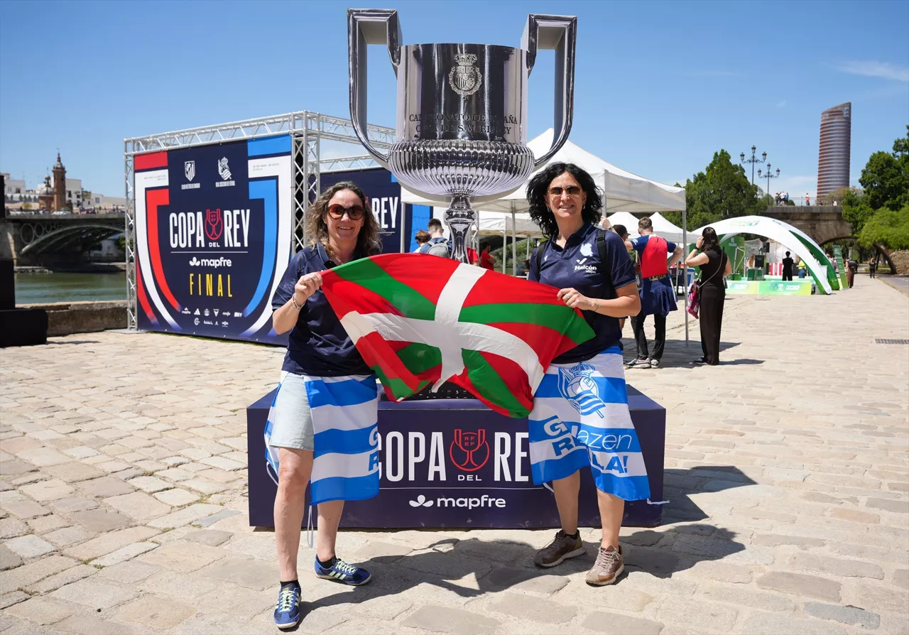 Imágenes de la afición de la Real Sociedad en las calles de Sevilla. Foto: Europa Press