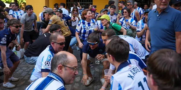 Copa del Rey: Aficionados txuri-urdin en Sevilla. Foto: Europa Press