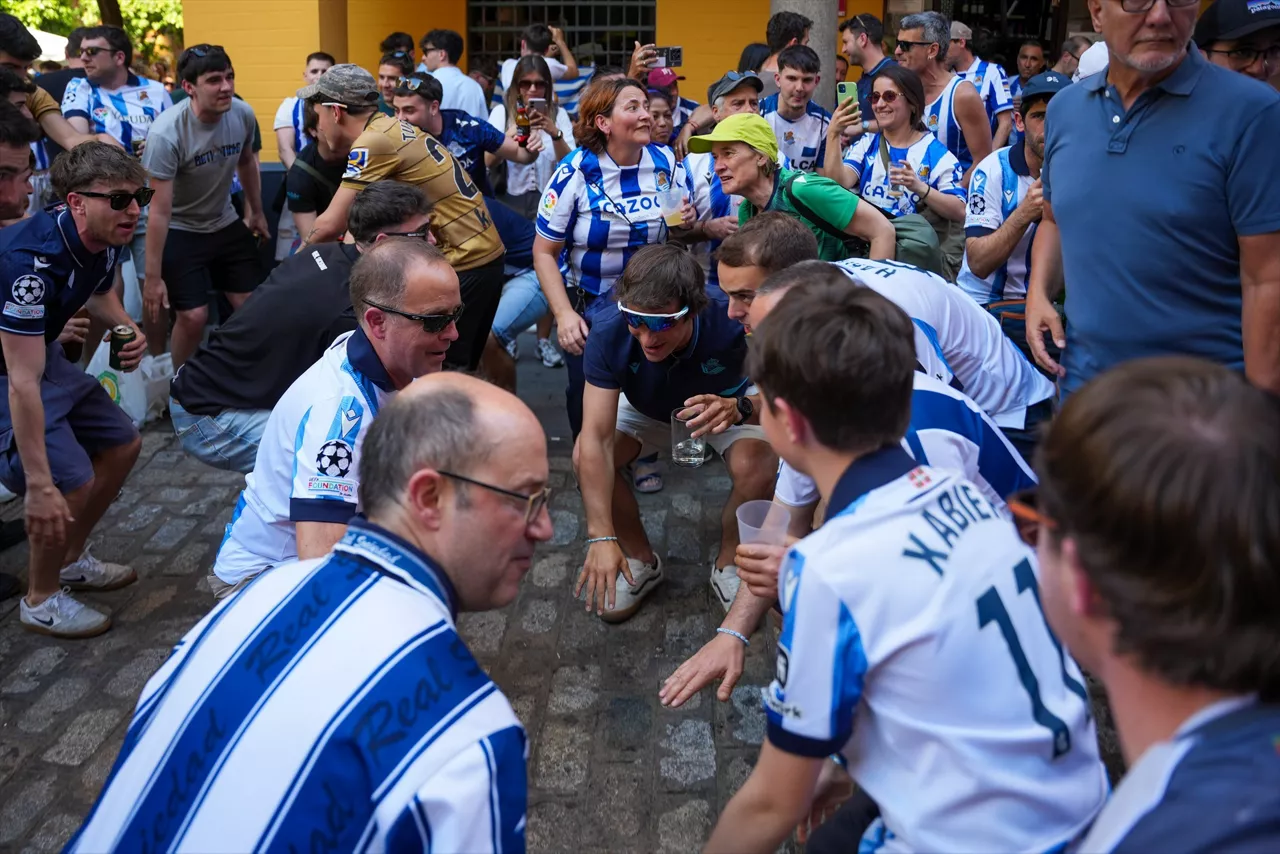 Imágenes de la afición de la Real Sociedad en las calles de Sevilla. Foto: Europa Press
