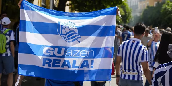 Copa del Rey: Aficionados txuri-urdin en Sevilla. Foto: Europa Press