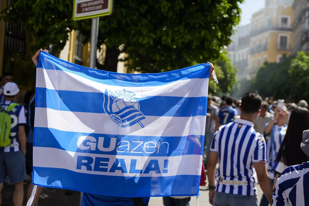 Imágenes de la afición de la Real Sociedad en las calles de Sevilla. Foto: Europa Press