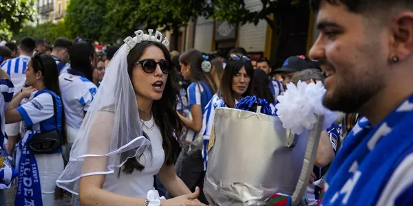 Copa del Rey: Aficionados txuri-urdin en Sevilla. Foto: Europa Press