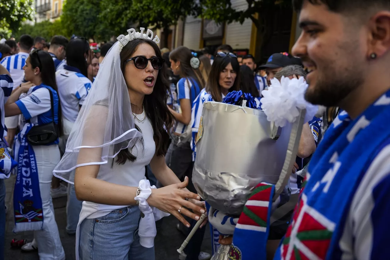 Imágenes de las aficiones de la Real Sociedad en las calles de Sevilla. Foto: Europa Press