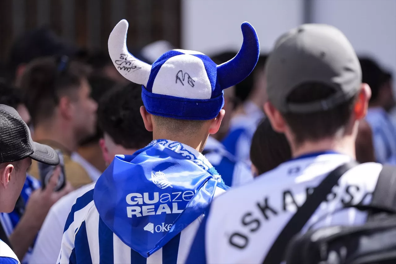Imágenes de la afición de la Real Sociedad en las calles de Sevilla. Foto: Europa Press
