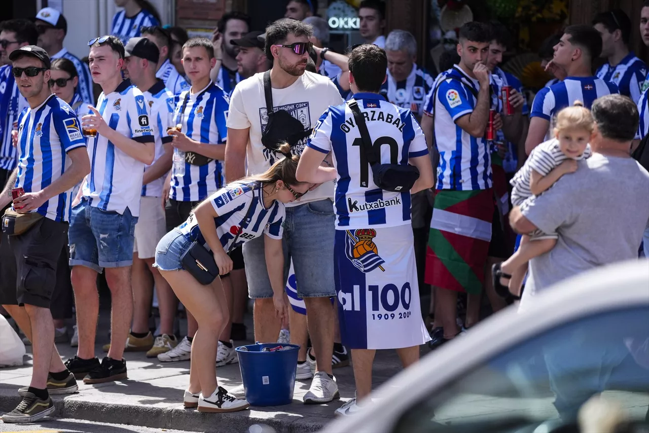 Imágenes de la afición de la Real Sociedad en las calles de Sevilla. Foto: Europa Press