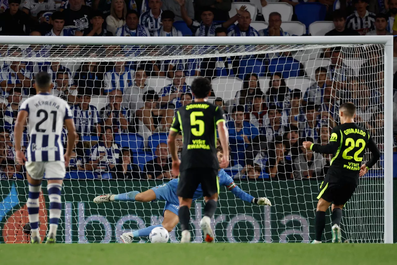 SAN SEBASTIÁN, 13/09/2026.- El centrocampista del Atlético de Madrid Alejandro Grimaldo (d) marca su gol de penalti durante el partido de la quinta jornada de LaLiga que Real Sociedad y Atlético de Madrid disputan este domingo en el estadio de Anoeta, en San Sebastián. EFE/Juan Herrero

