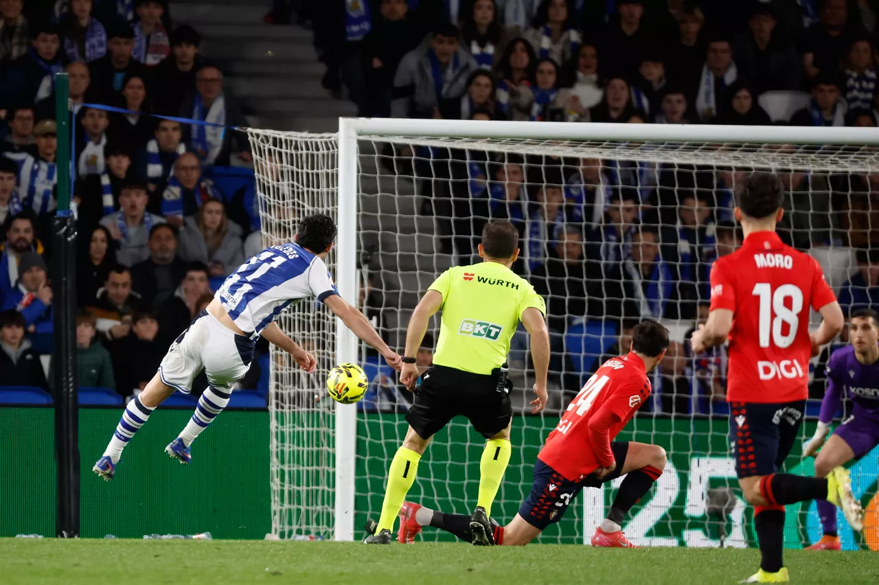 SAN SEBASTIÁN, 15/03/2026.- El delantero portugués de la Real Sociedad, Gonçalo Guedes (i), tras golpear el balón para conseguir el segundo gol del equipo donostiarra durante el encuentro correspondiente a la jornada 28 de Laliga EA Sports que disputan este domingo Real Sociedad y Osasuna en el estadio de Anoeta, en San Sebastián. EFE / Juan Herrero.
