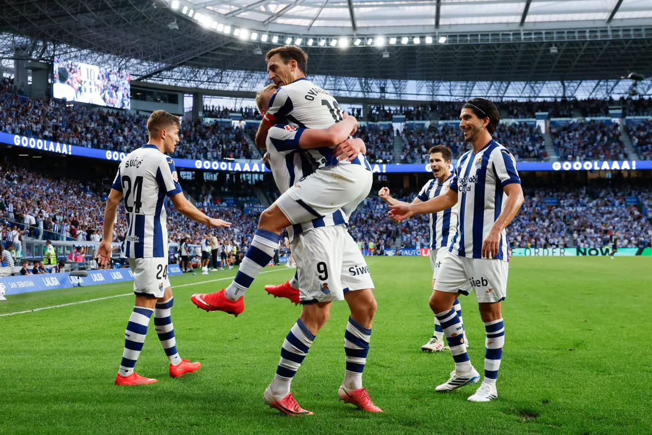 SAN SEBASTIÁN, 29/08/2026.- El delantero islandés de la Real Orri Steinn Óskarsson (2i) celebra su gol con Oyarzabal durante el partido de la tercera jornada de LaLiga que Real Sociedad y RCD Espanyol disputan hoy sábado en Anoeta. EFE/Javier Etxezarreta
