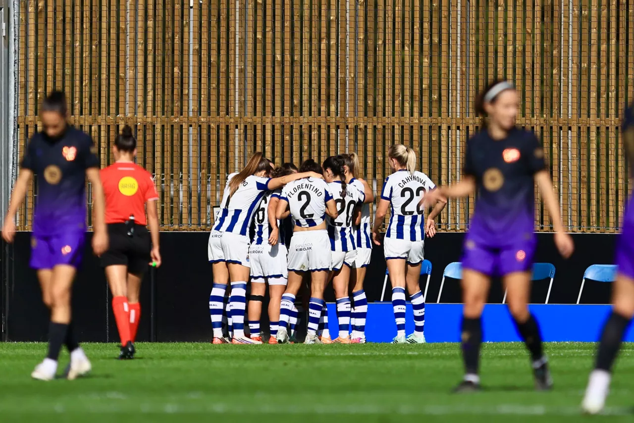 SAN SEBASTIÁN (ESPAÑA), 18/10/2026.- Las jugadoras de la Real Sociedad, celebran el tanto de su compañera Cecilia Marcos Nabal ante el Barcelona durante el partido correspondiente a la séptima jonada de la Primera División femenina disputado este domingo en el estadio Izan en Zubieta. EFE/Javi Colmenero
