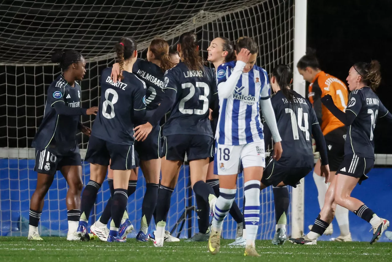 SAN SEBASTIÁN (PAÍS VASCO), 14/03/2026.- Las jugadoras del Real Madrid celebran tras anotar un gol durante el partido de la jornada 22 de la Liga F que Real Sociedad y Real Madrid disputan este sábado en San Sebastián. EFE/ Juan Herrero
