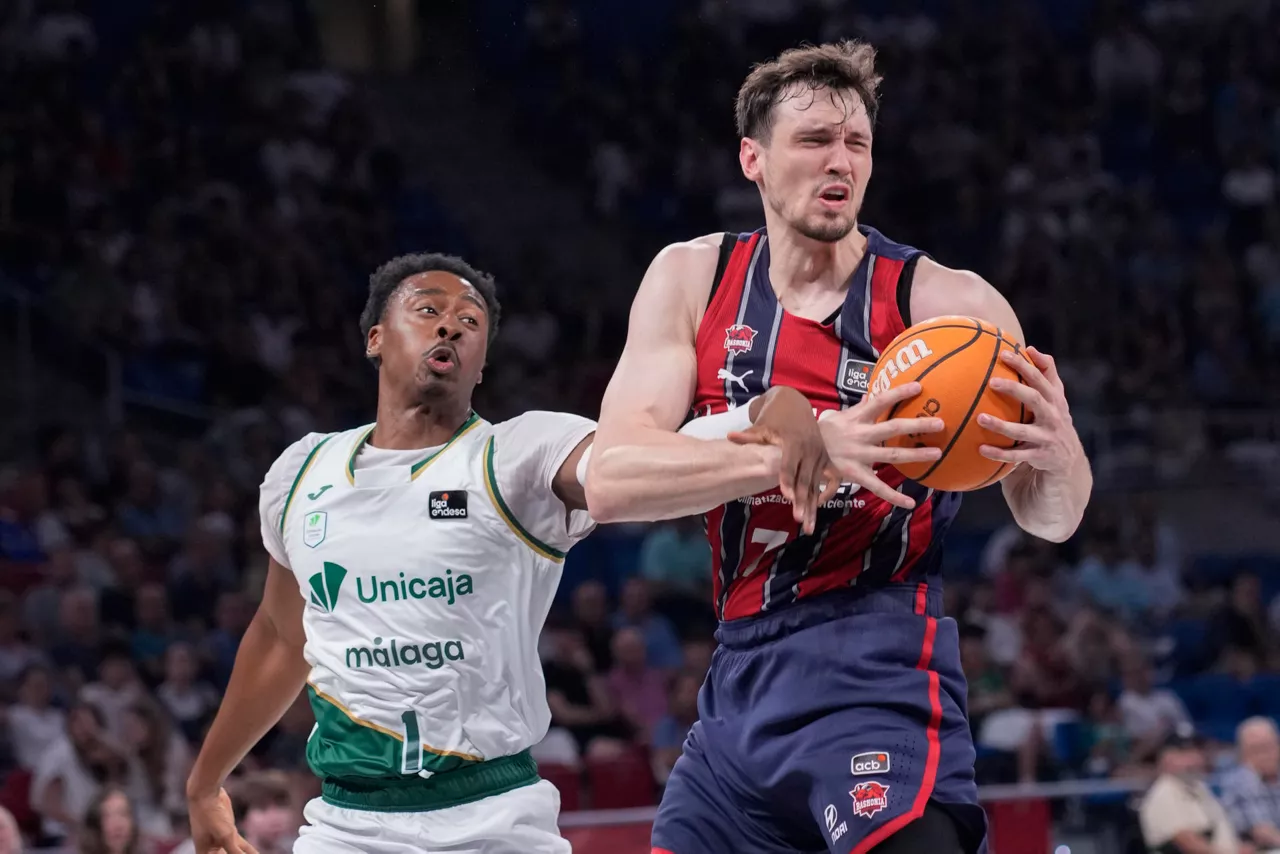 VITORIA, 29/05/2026.- El alero letón del Baskonia, Rodions Kurucs (d), con el balón ante el escolta jamaicano de Unicaja, Chase Audige, durante el partido de liga ACB entre el Baskonia y Unicaja de Málaga jugado este viernes en el Fernando Buesa Arena de Vitoria. EFE/Adrián Ruiz Hierro

