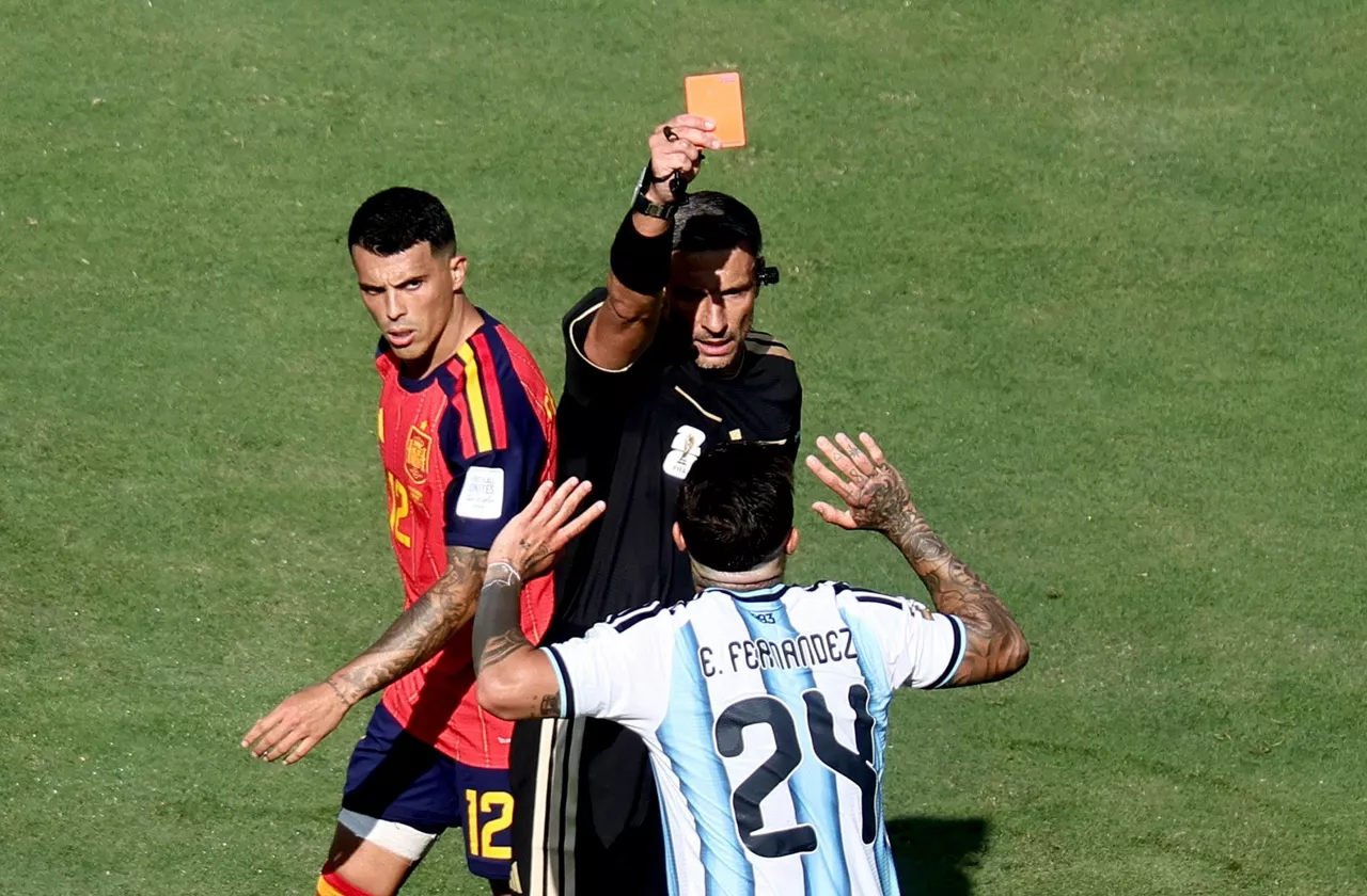 El jugador de la selección albiceleste Enzo Fernández fue expulsado tras ver dos amarillas. Foto: EFE
