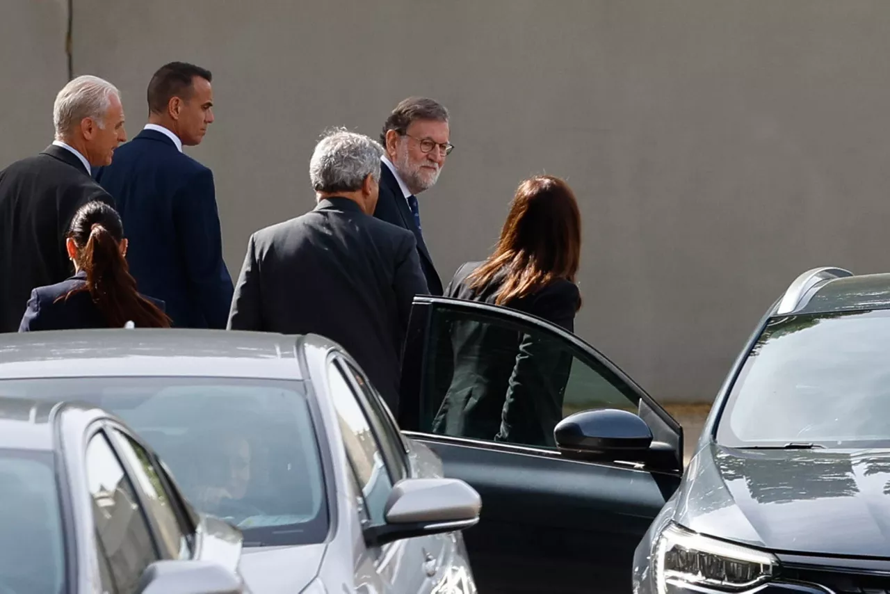 SAN FERNANDO DE HENARES (MADRID), 23/04/2026.- El expresidente del Gobierno Mariano Rajoy (c) a su salida del Tribunal Central de Instancia de la Audiencia Nacional, en San Fernando de Henares, este jueves. Rajoy volvió este jueves a la Audiencia Nacional para declarar como testigo en el juicio del caso Kitchen y a enfrentarse al fantasma de las siglas 'M.R' de los papeles de Bárcenas, quien asegura que le grabó destruyendo la última hoja de la contabilidad B del partido. EFE/Mariscal
