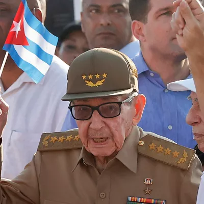 AME8302. BOGOTÁ (COLOMBIA), 20/05/2026.- Fotografía de archivo que muestra al expresidente de Cuba Raúl Castro sosteniendo una bandera de Cuba durante la conmemoración del Día Internacional del Trabajo en La Habana (Cuba). Estados Unidos imputó este miércoles a Castro los delitos de asesinato, conspiración para matar a estadounidenses y destrucción de una aeronave por la muerte de cuatro pilotos de la organización Hermanos al Rescate hace 30 años, según documentos judiciales. EFE/ Ernesto Mastrascusa/ ARCHIVO
