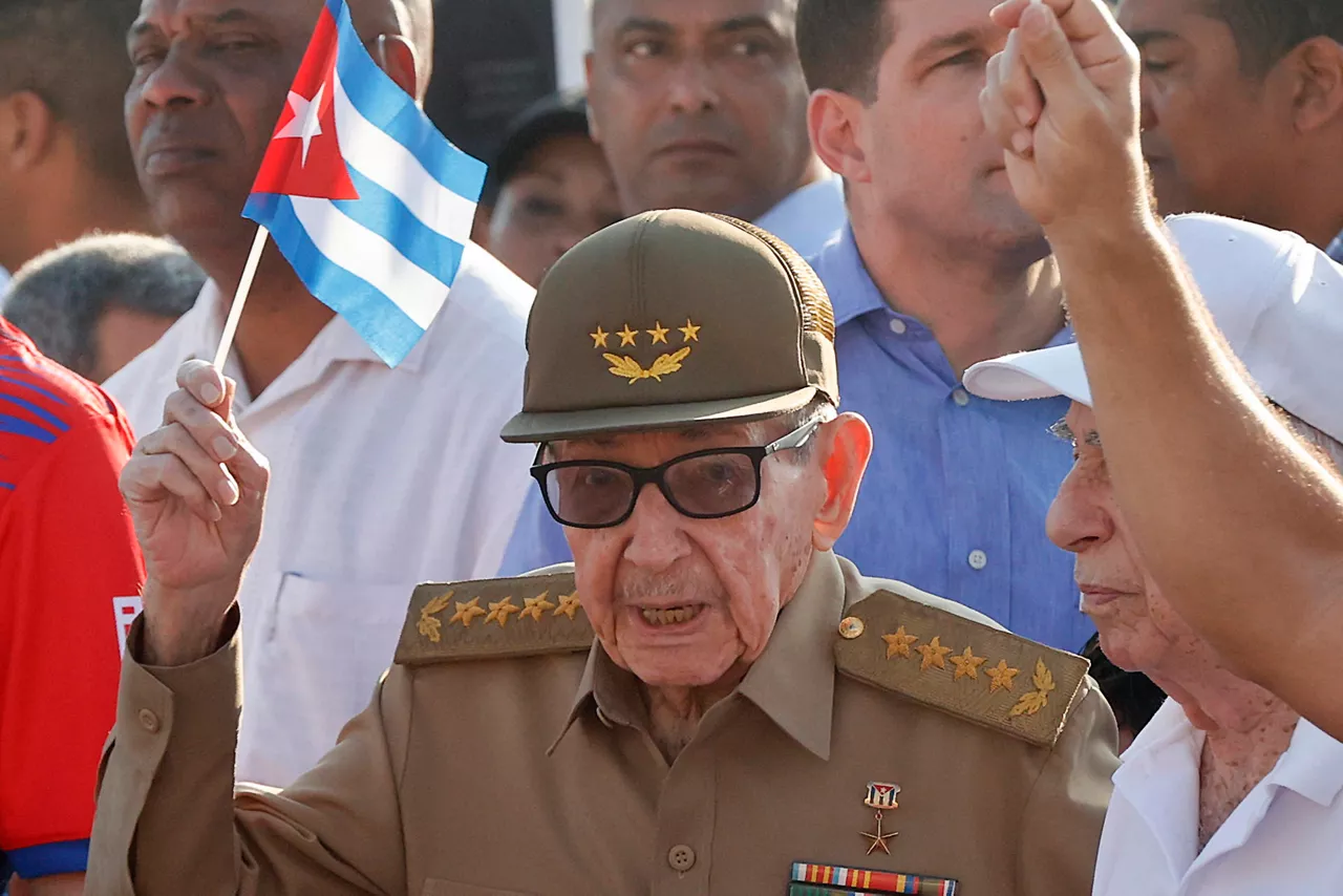 AME8302. BOGOTÁ (COLOMBIA), 20/05/2026.- Fotografía de archivo que muestra al expresidente de Cuba Raúl Castro sosteniendo una bandera de Cuba durante la conmemoración del Día Internacional del Trabajo en La Habana (Cuba). Estados Unidos imputó este miércoles a Castro los delitos de asesinato, conspiración para matar a estadounidenses y destrucción de una aeronave por la muerte de cuatro pilotos de la organización Hermanos al Rescate hace 30 años, según documentos judiciales. EFE/ Ernesto Mastrascusa/ ARCHIVO
