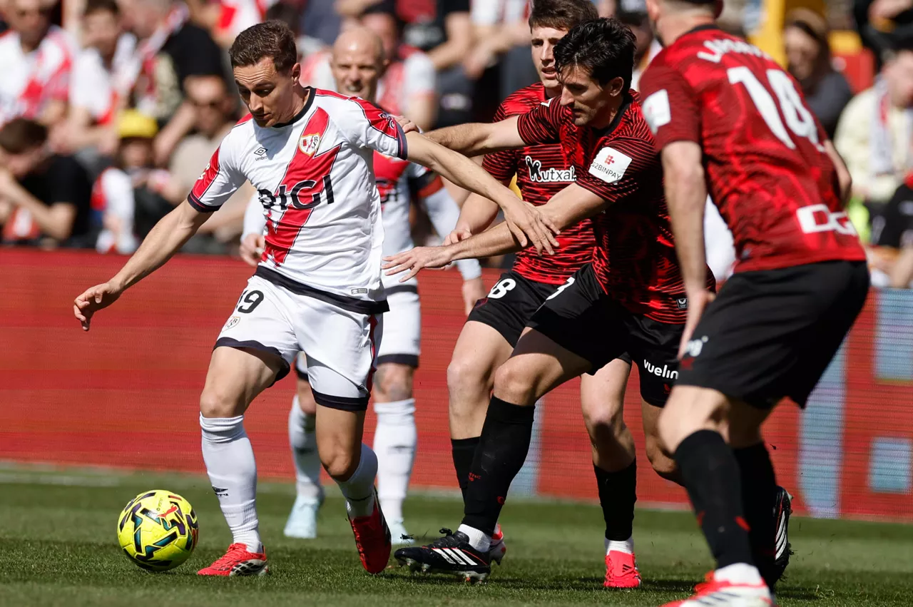 MADRID, 28/02/2026.- El delantero del Rayo Jorge De Frutos (i) con el balón ante el defensa del Athletic Club Yuri Berchiche (2d), durante el partido de Liga disputado este sábado en el estadio de Vallecas. EFE/Javier Lizón
