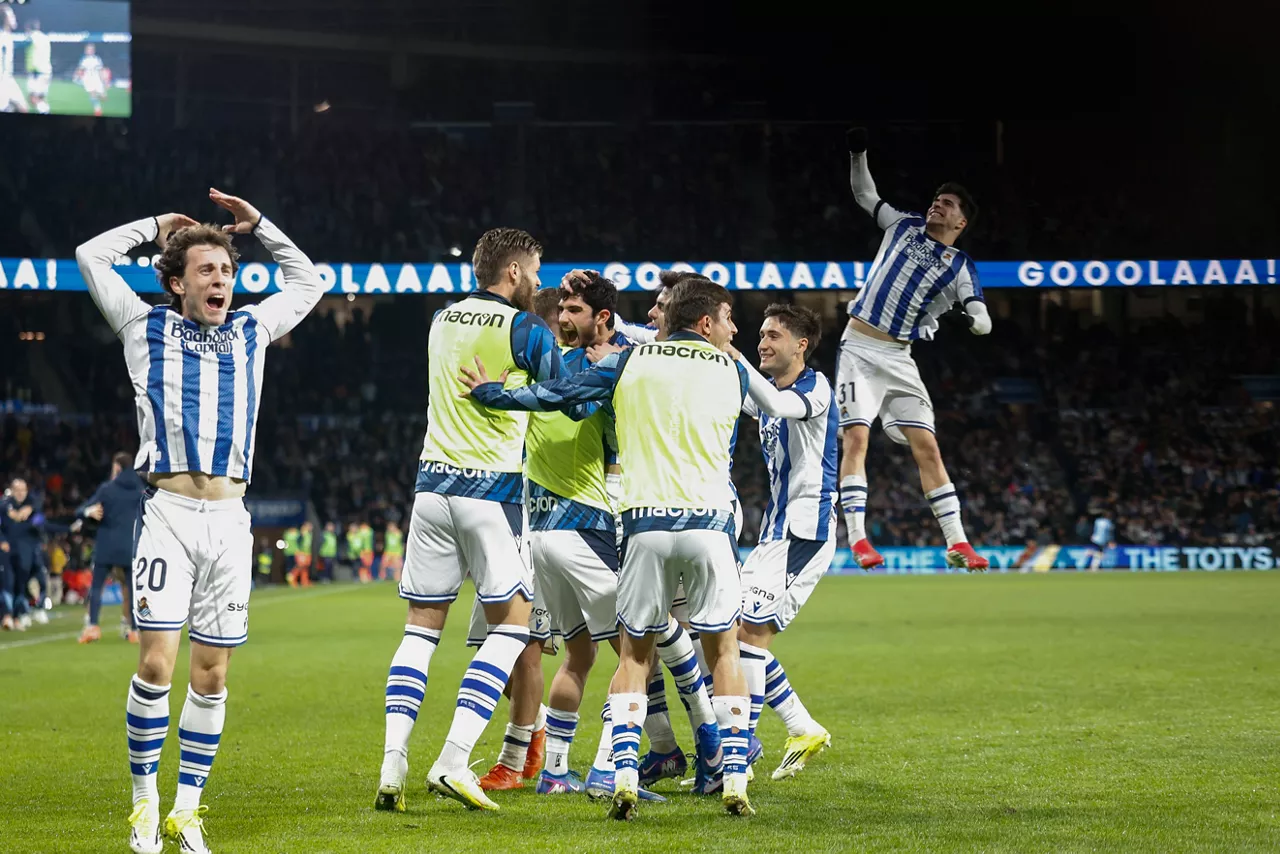 SAN SEBASTIÁN, 18/01/2026.- El jugador de la Real Sociedad Gonçalo Guedes (c), celebra su gol contra el Barcelona, durante el partido de LaLiga EA Sports que Real Sociedad y FC Barcelona disputan este domingo en el estadio de Anoeta, en San Sebastián.EFE/ Juan Herrero
