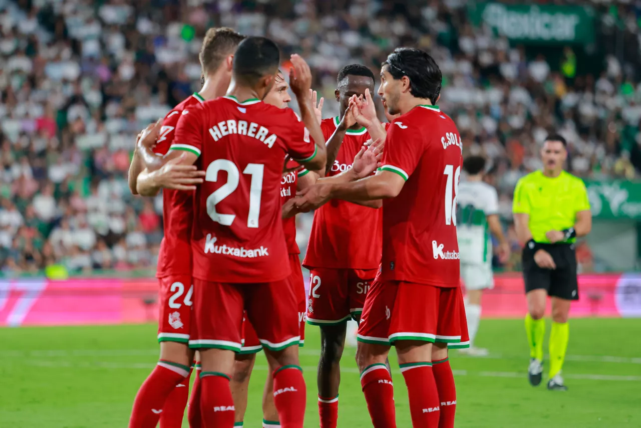 ELCHE, 07/0+/2026.- El centrocampista de la Real Sociedad Yangel Herrera (2i) celebra junto a sus compañeros tras marcar un gol durante el encuentro correspondiente a la cuarta jornada de Laliga EA Sports que disputan este lunes Elche y Real Sociedad en el estadio Martínez Valero de la localidad alicantina. EFE / Pablo Miranzo.
