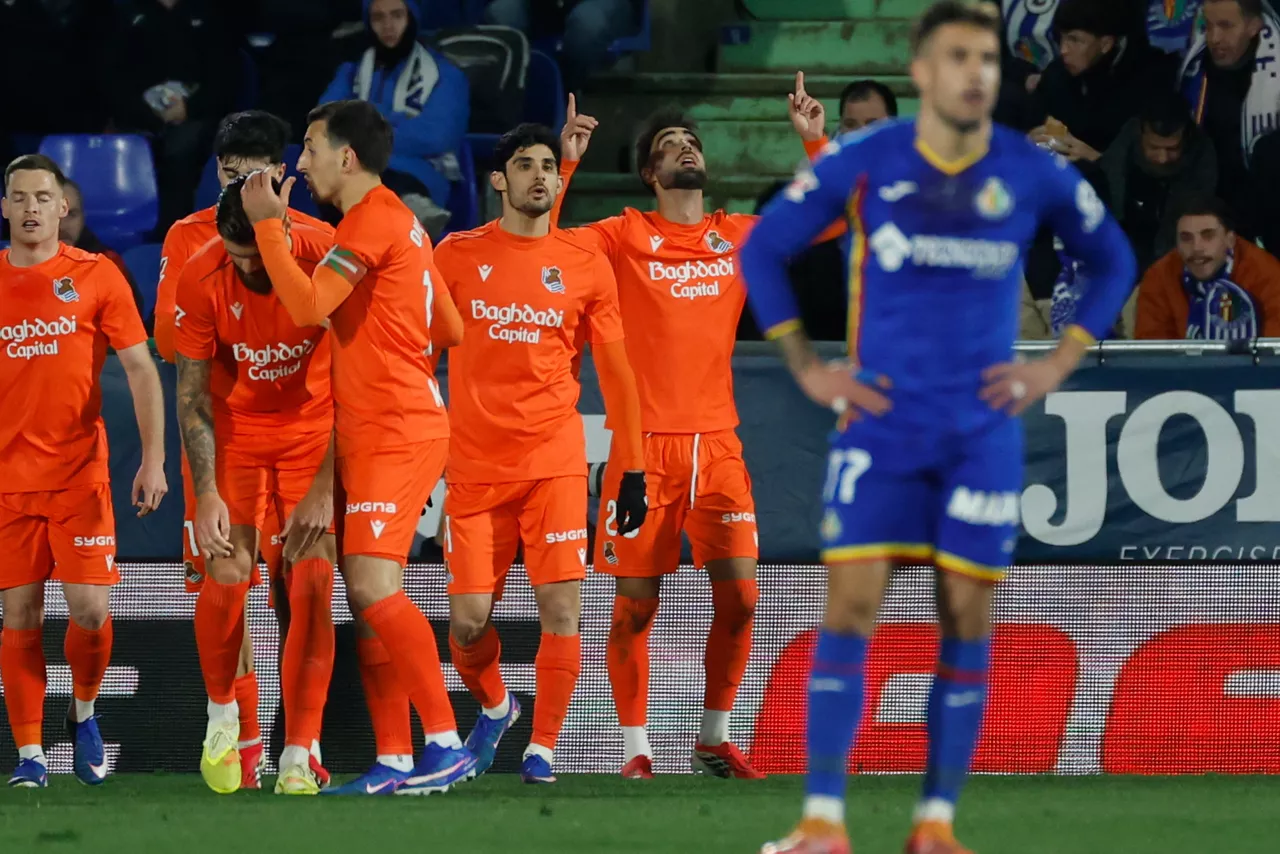GETAFE (COMUNIDAD DE MADRID), 09/01/2026.- El delantero de la Real Sociedad Brais Méndez (2d) celebra tras anotar el primer gol del equipo durante el partido de la jornada 19 de LaLiga EA Sports que disputan Getafe CF y la Real Sociedad este viernes, en el Coliseum de Getafe (Comunidad de Madrid). EFE/ Juanjo Martín
