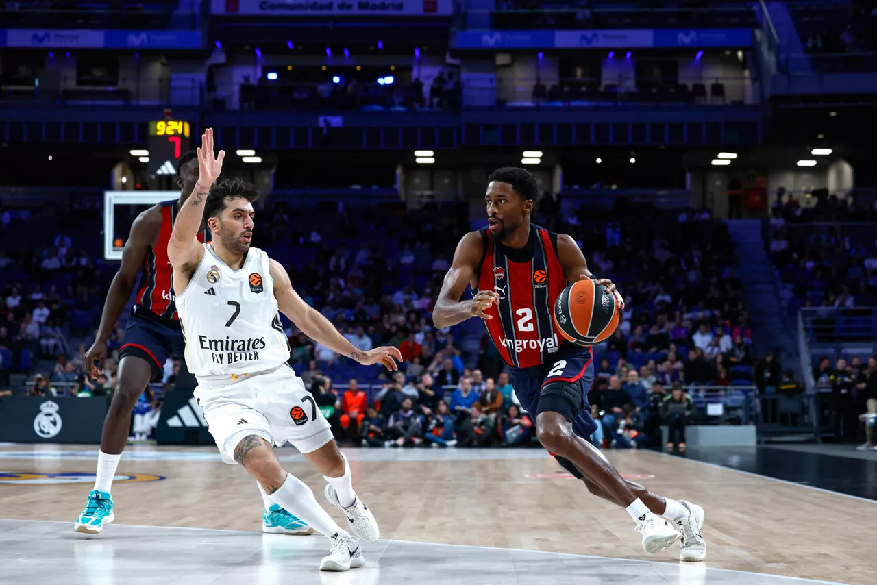 MADRID, 11/12/2025.- El escolta del Baskonia Kobi Simmons (d) intenta superar al argentino Facundo Campazzo, del Real Madrid, durante el partido de la jornada 15 de la EuroLiga que Real Madrid y Baskonia disputan hoy jueves en el Movistar Arena, en Madrid. EFE/Juanjo Martín
