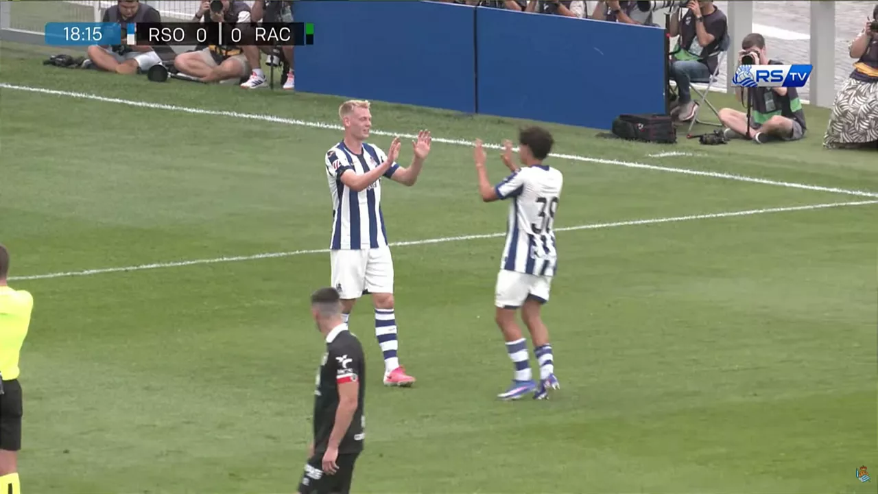 Orri Oskarsson celebra su gol