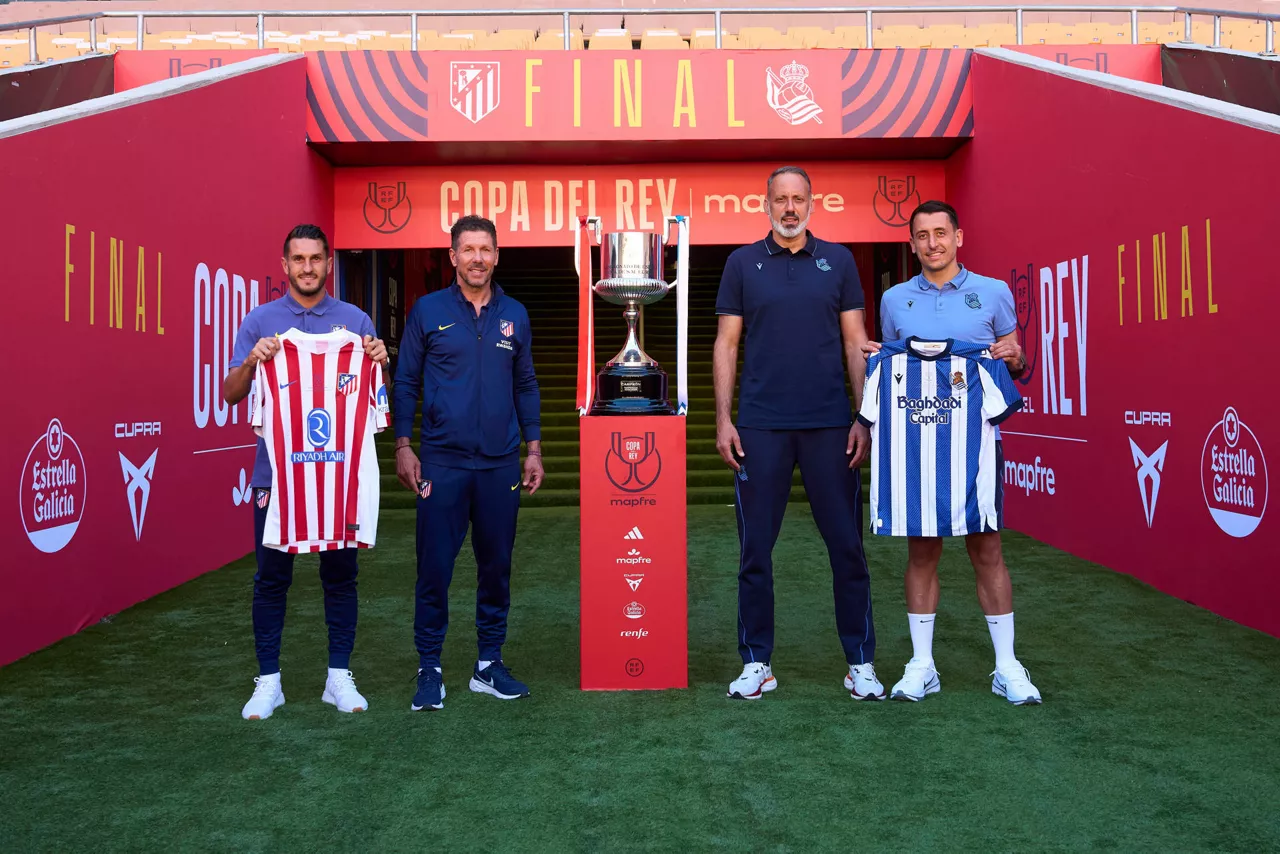 SEVILLA, 17/04/2026.- Los entrenadores del Atlético de Madrid, Diego Pablo Simeone (2i), y de la Real Sociedad, Pellegrino Matarazzo (2d), y los capitanes de los conjuntos, respectivamente 'Koke' Resurrección (i), y Mikel Oyarzabal, posan este viernes junto al trofeo de la Copa del Rey durante la víspera de la final de la Copa del Rey que enfrentará al Atlético de Madrid y la Real Sociedad en el estadio de La Cartuja de la capital hispalense. EFE/ Ángel Martínez/RFEF/SÓLO USO EDITORIAL/SÓLO DISPONIBLE PARA ILUSTRAR LA NOTICIA QUE ACOMPAÑA (CRÉDITO OBLIGATORIO)
