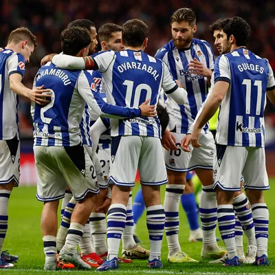 MADRID, 07/03/2026.- El delantero de la Real Sociedad Mikel Oyarzabal (c) celebra su gol, durante el partido de la jornada 27 de LaLiga que disputan Atlético de Madrid y Real Sociedad este sábado en el estadio Metropolitano de Madrid. EFE/Mariscal
