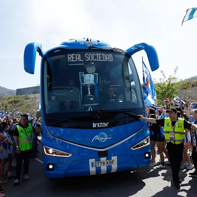SAN SEBASTIÁN, 19/04/2026.- El autobús de la Real Sociedad con la Copa del Rey a su llegada a Zubieta tras recorrer las calles de San Sebastián a su llegada este domingo tras ganar ayer la final de la Copa del Rey. EFE/Javier Etxezarreta
