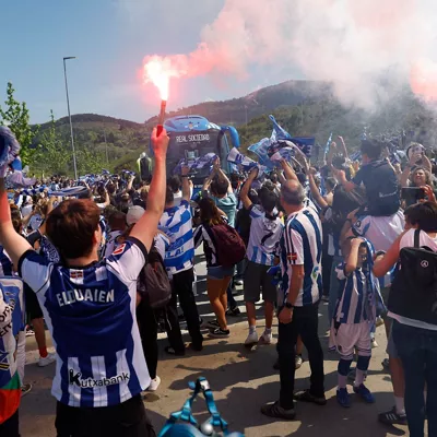 SAN SEBASTIÁN, 19/04/2026.- El autobús de la Real Sociedad con la Copa del Rey a su llegada a Zubieta tras recorrer las calles de San Sebastián a su llegada este domingo tras ganar ayer la final de la Copa del Rey. EFE/Javier Etxezarreta
