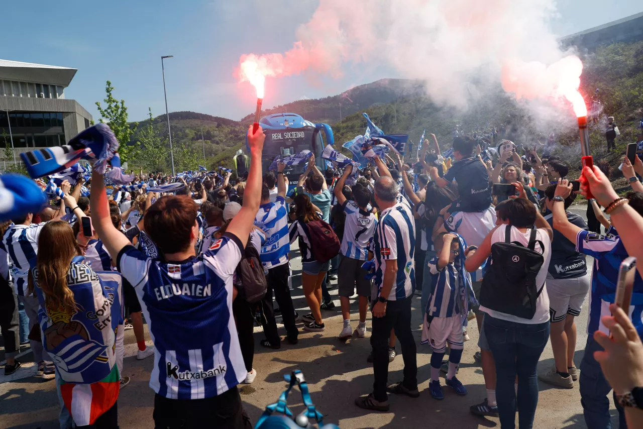 SAN SEBASTIÁN, 19/04/2026.- El autobús de la Real Sociedad con la Copa del Rey a su llegada a Zubieta tras recorrer las calles de San Sebastián a su llegada este domingo tras ganar ayer la final de la Copa del Rey. EFE/Javier Etxezarreta
