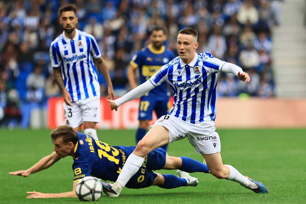 SAN SEBASTIÁN, 11/04/2026.- El centrocampista de la Real Sociedad Beñat Turrientes (d) lucha por el balón con el centrocampista del Alavés Pablo Ibáéz (i) durante el partido de LaLiga EA Sports disputado este sábado en el Estadio de Anoeta. EFE/ Javi Colmenero
