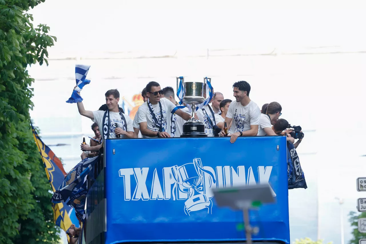 SAN SEBASTIÁN, 20/04/2026.- Las celebraciones oficiales por el título de Copa conquistado por la Real Sociedad han desbordado este lunes la euforia en San Sebastián, donde miles de personas se apostan a lo largo del recorrido que el autobús del equipo acaba de iniciar desde el estadio de Anoeta rumbo al Ayuntamiento de la capital guipuzcoana. EFE/ Javier Etxezarreta
