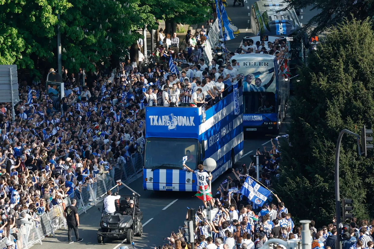 SAN SEBASTIÁN, 20/04/2026.- Las celebraciones oficiales por el título de Copa conquistado por la Real Sociedad han desbordado este lunes la euforia en San Sebastián, donde miles de personas se apostan a lo largo del recorrido que el autobús del equipo acaba de iniciar desde el estadio de Anoeta rumbo al Ayuntamiento de la capital guipuzcoana. EFE/ Juan Herrero
