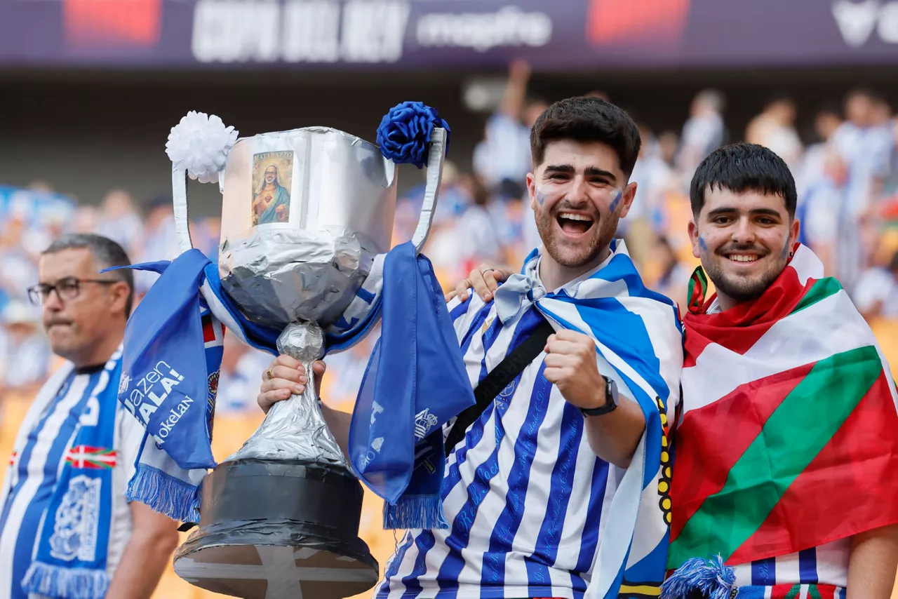SEVILLA, 18/04/2026.- Aficionados de la Real Sociedad esperan el inicio del encuentro correspondiente a la final de la Copa del Rey que disputan este sábado Atlético de Madrid y Real Sociedad en el estadio La Cartuja, en Sevilla. EFE / José Manuel Vidal.
