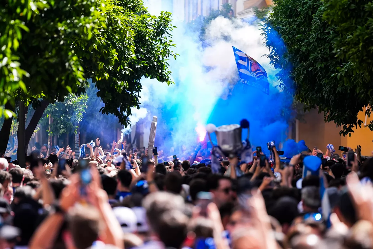 Imágenes de la afición de la Real Sociedad en las calles de Sevilla. Foto: Europa Press