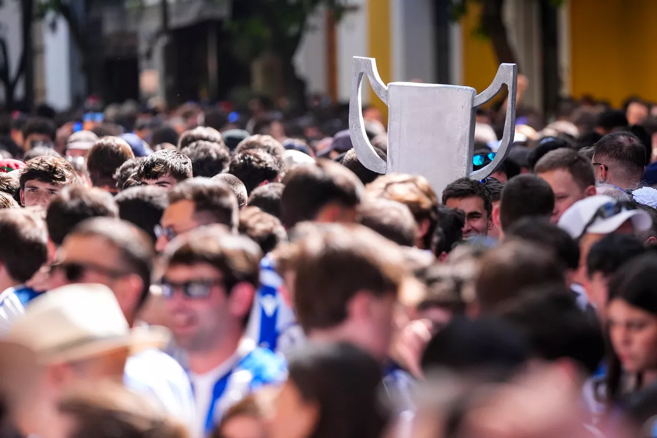 Imágenes de la afición de la Real Sociedad en las calles de Sevilla. Foto: Europa Press