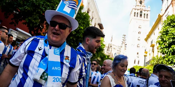 Copa del Rey: Aficionados txuri-urdin en Sevilla. Foto: Europa Press