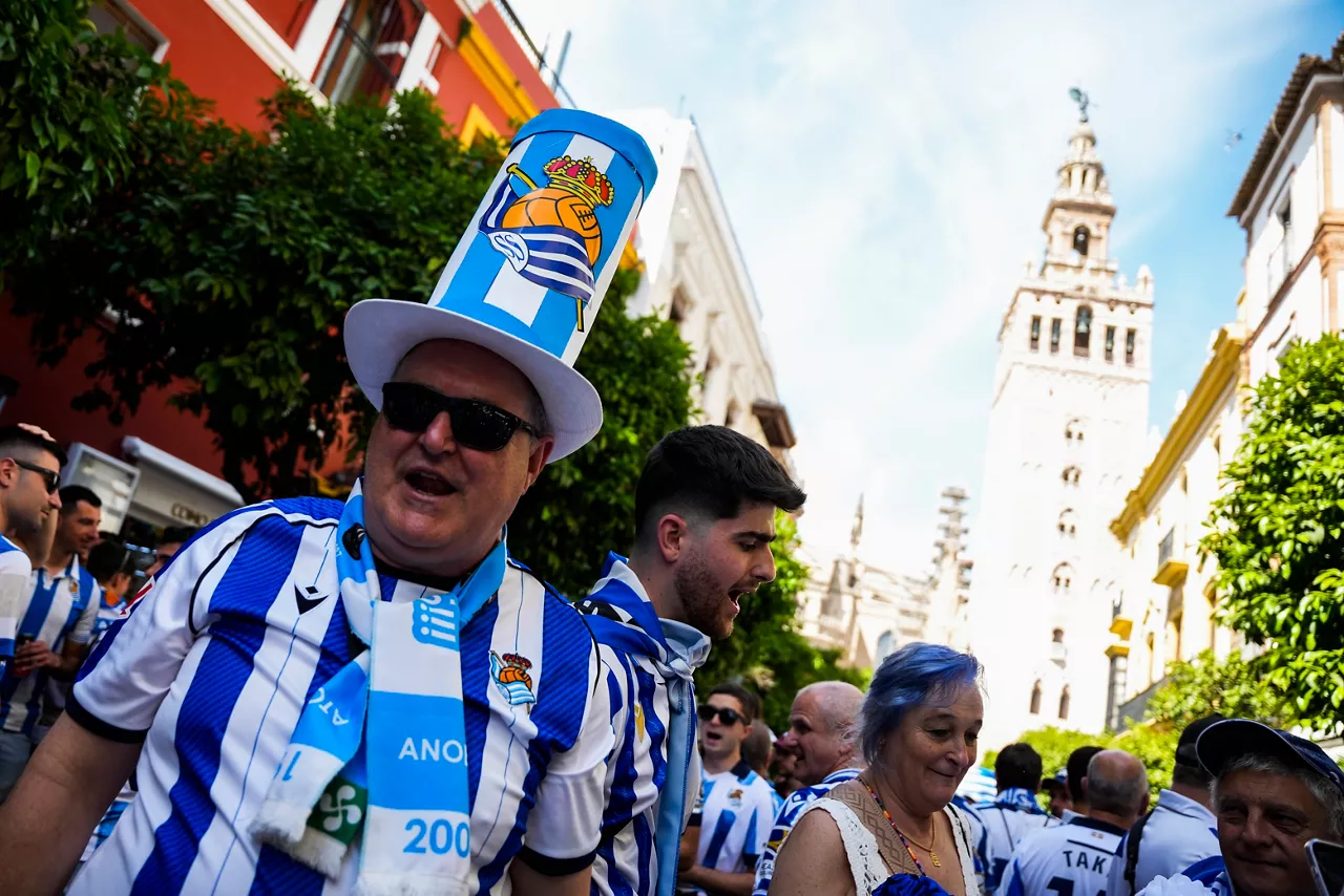 Imágenes de la afición de la Real Sociedad en las calles de Sevilla. Foto: Europa Press