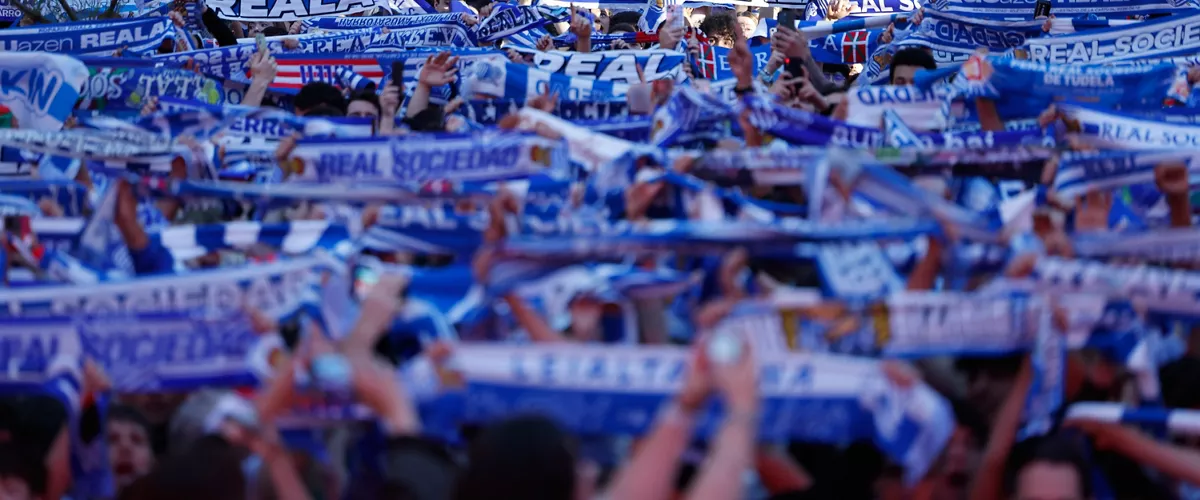 SAN SEBASTIÁN, 18/04/2026.- Aficionados de la Real Sociedad en las calles de San Sebastián durante la final de la Copa del Rey que su equipo disputa ante el Atlético de Madrid. EFE/ Javier Etxezarreta
