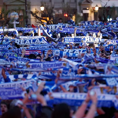 SAN SEBASTIÁN, 18/04/2026.- Aficionados de la Real Sociedad en las calles de San Sebastián durante la final de la Copa del Rey que su equipo disputa ante el Atlético de Madrid. EFE/ Javier Etxezarreta
