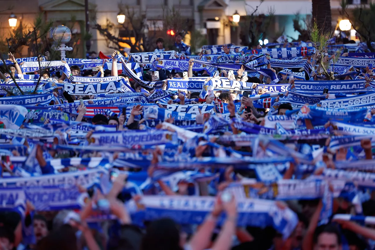 SAN SEBASTIÁN, 18/04/2026.- Aficionados de la Real Sociedad en las calles de San Sebastián durante la final de la Copa del Rey que su equipo disputa ante el Atlético de Madrid. EFE/ Javier Etxezarreta
