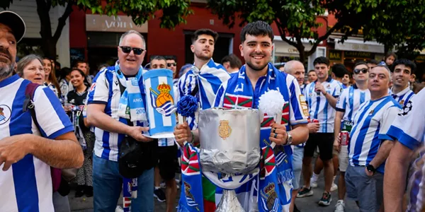 Copa del Rey: Aficionados txuri-urdin en Sevilla. Foto: Europa Press