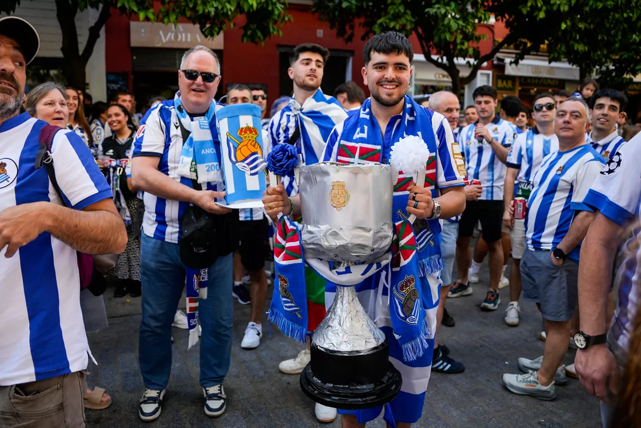 Imágenes de la afición de la Real Sociedad en las calles de Sevilla. Foto: Europa Press