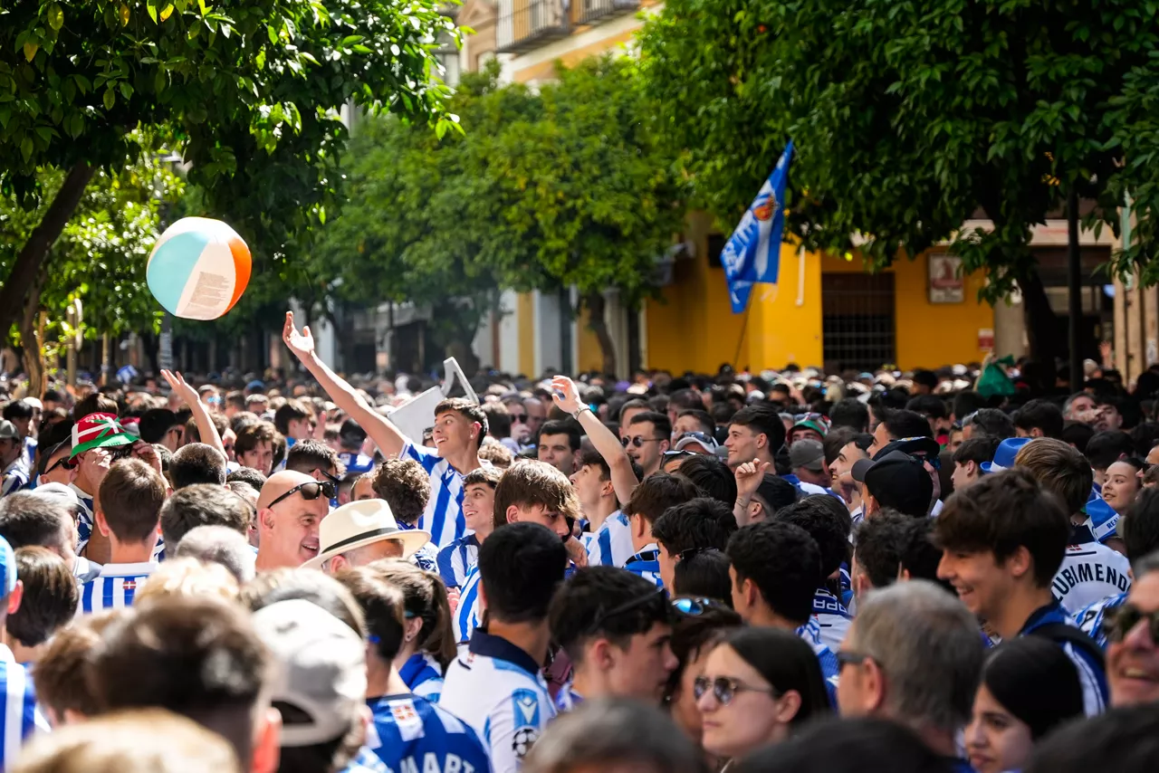 Imágenes de la afición de la Real Sociedad en las calles de Sevilla. Foto: Europa Press