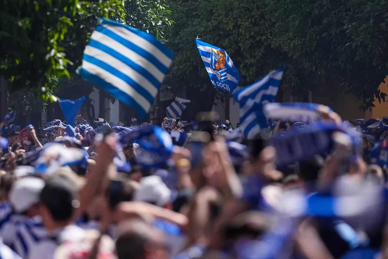 Imágenes de la afición de la Real Sociedad en las calles de Sevilla. Foto: Europa Press
