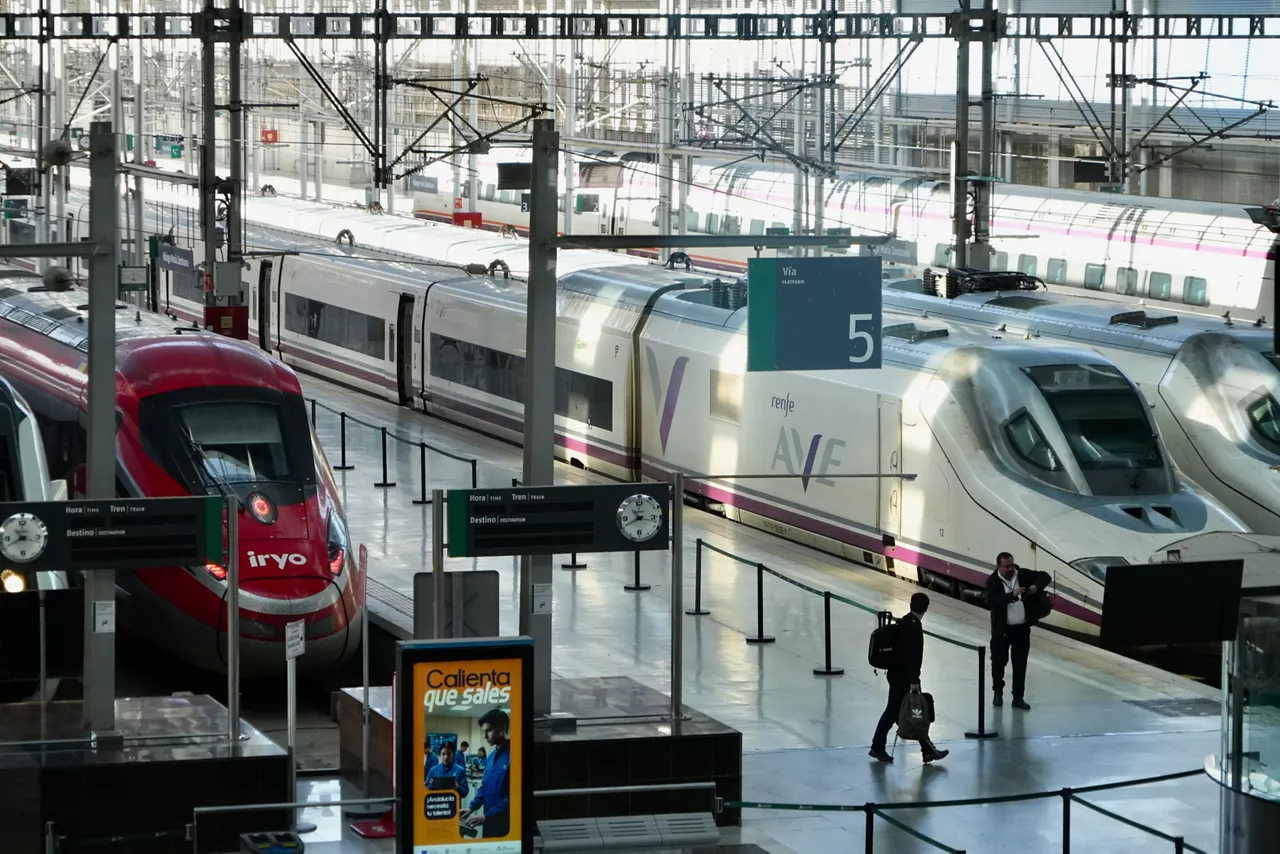 El servicio de alta velocidad parado en la estación de Málaga, María Zambrano, tras el accidente ferroviario ocurrido en Urda (Toledo) que ha obligado a interrumpir la circulación de la línea de alta velocidad Madrid-Andalucía. A 28 de octubre de 2026 en Málaga (Andalucía España). Los primeros indicios del accidente ferroviario entre Mora y Urda (Toledo) ocurrido poco antes de las 9,00 horas de este miércoles apuntan a que un AVE de Renfe podría haber alcanzado a un tren Iryo por detrás, lo que ha causado el descarrilamiento de dos vagones del tren Iryo.



Álex Zea / Europa Press

28/10/2026