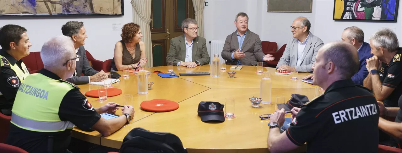 Reunión de la Mesa de Seguridad



REMITIDA / HANDOUT por AYUNTAMIENTO DE BILBAO

Fotografía remitida a medios de comunicación exclusivamente para ilustrar la noticia a la que hace referencia la imagen, y citando la procedencia de la imagen en la firma

21/8/2026