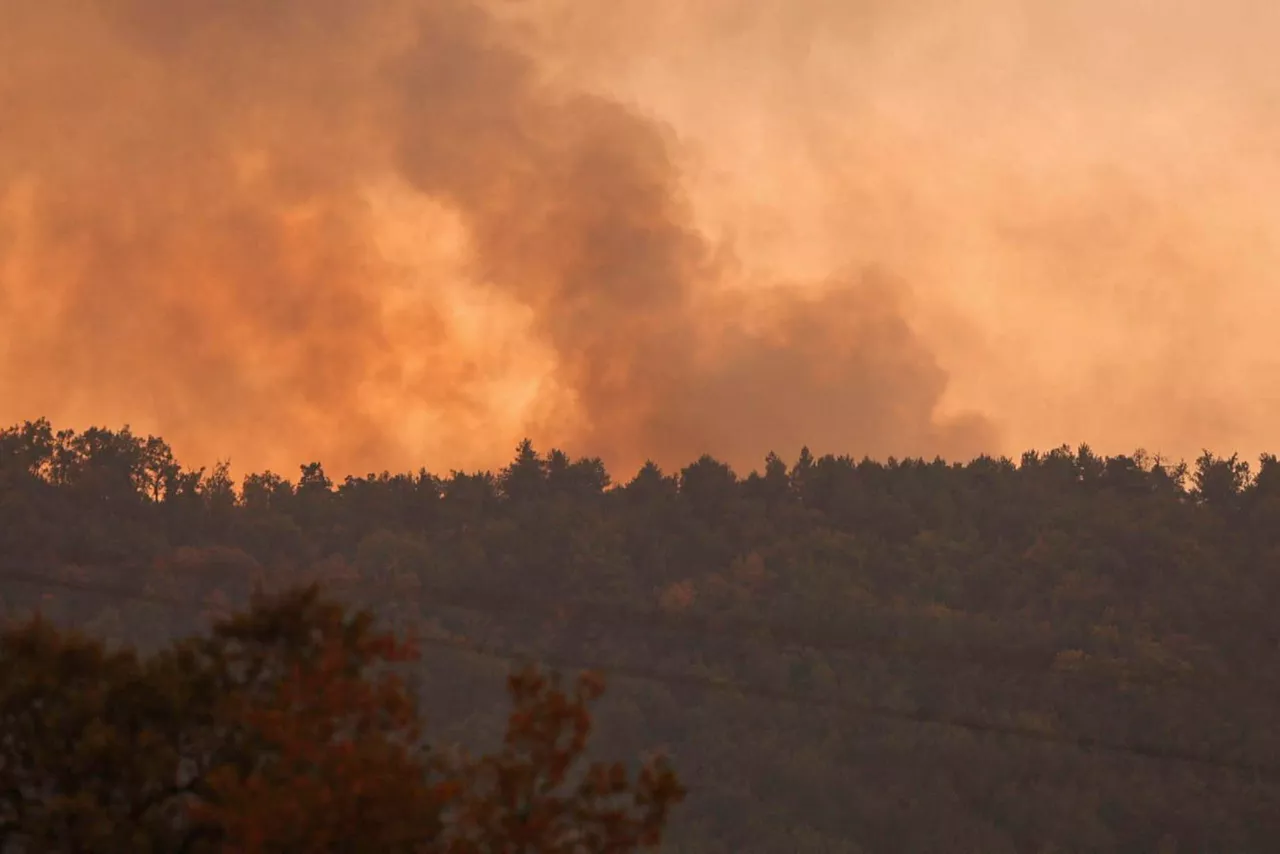 Santa Cruz de la Serós (Huesca), 15/08/2026.- El incendio declarado el viernes en Las Peñas de Riglos (Huesca) ya afecta a una superficie provisional de 16.600 hectáreas, y continúa activo en gran parte del perímetro y en la jornada de este sábado las condiciones meteorológicas no han resultado nada favorables, lo que está influyendo en la magnitud y la evolución del fuego. EFE/EFE-TV
