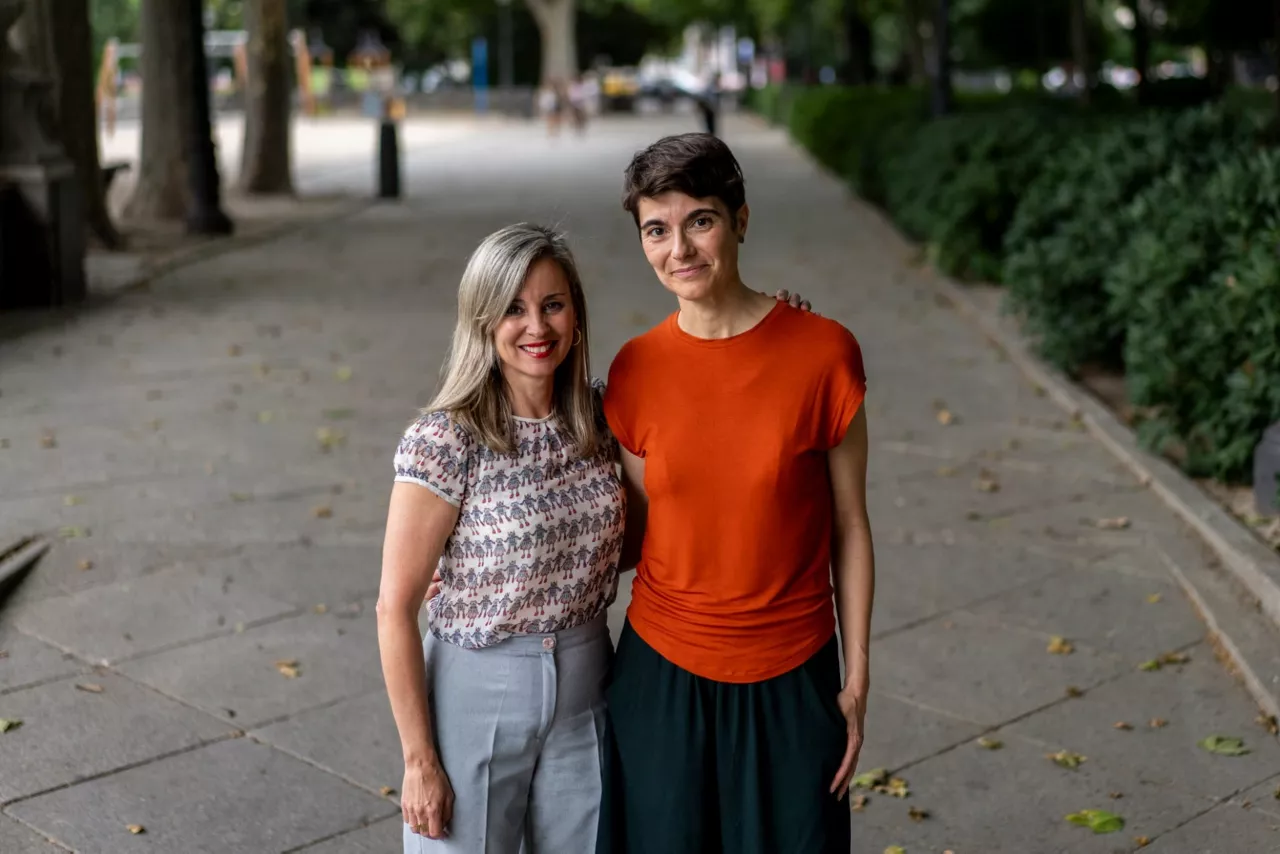 La portavoz de Sumar en el Congreso, Verónica Martínez Barbero, y la secretaria de Estado de Derechos Sociales, Rosa Martínez.



REMITIDA / HANDOUT por MOVIMIENTO SUMAR

Fotografía remitida a medios de comunicación exclusivamente para ilustrar la noticia a la que hace referencia la imagen, y citando la procedencia de la imagen en la firma

26/6/2026