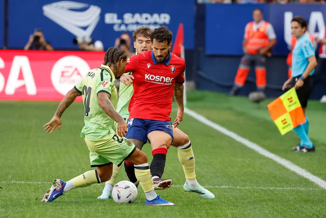 PAMPLONA, 12/09/2026.- El centrocampista del Osasuna Rubén García (d) protege una posesión durante el partido de la quinta jornada de Liga disputado entre el Osasuna y el Espanyol, este sábado en el estadio de El Sadar. EFE/Villar López
